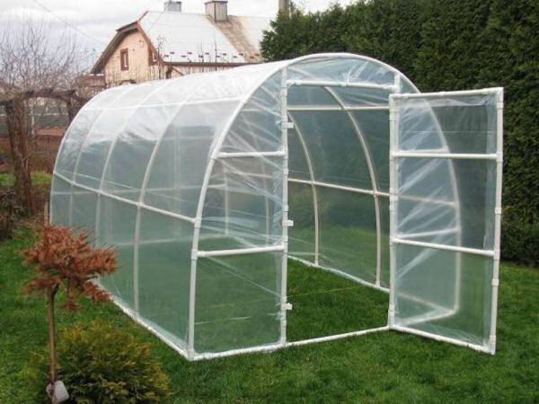 hoop greenhouse made out of pvc pipe