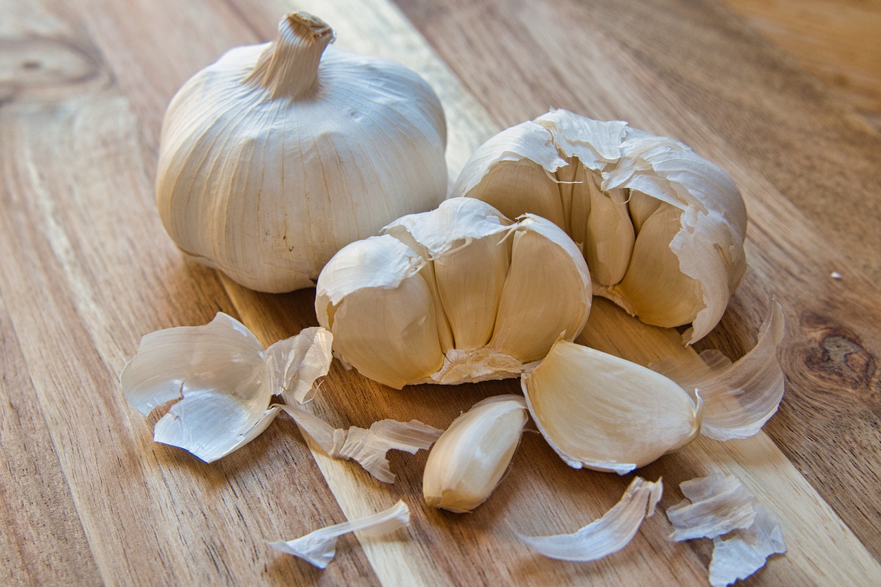 close up picture of garlic cloves