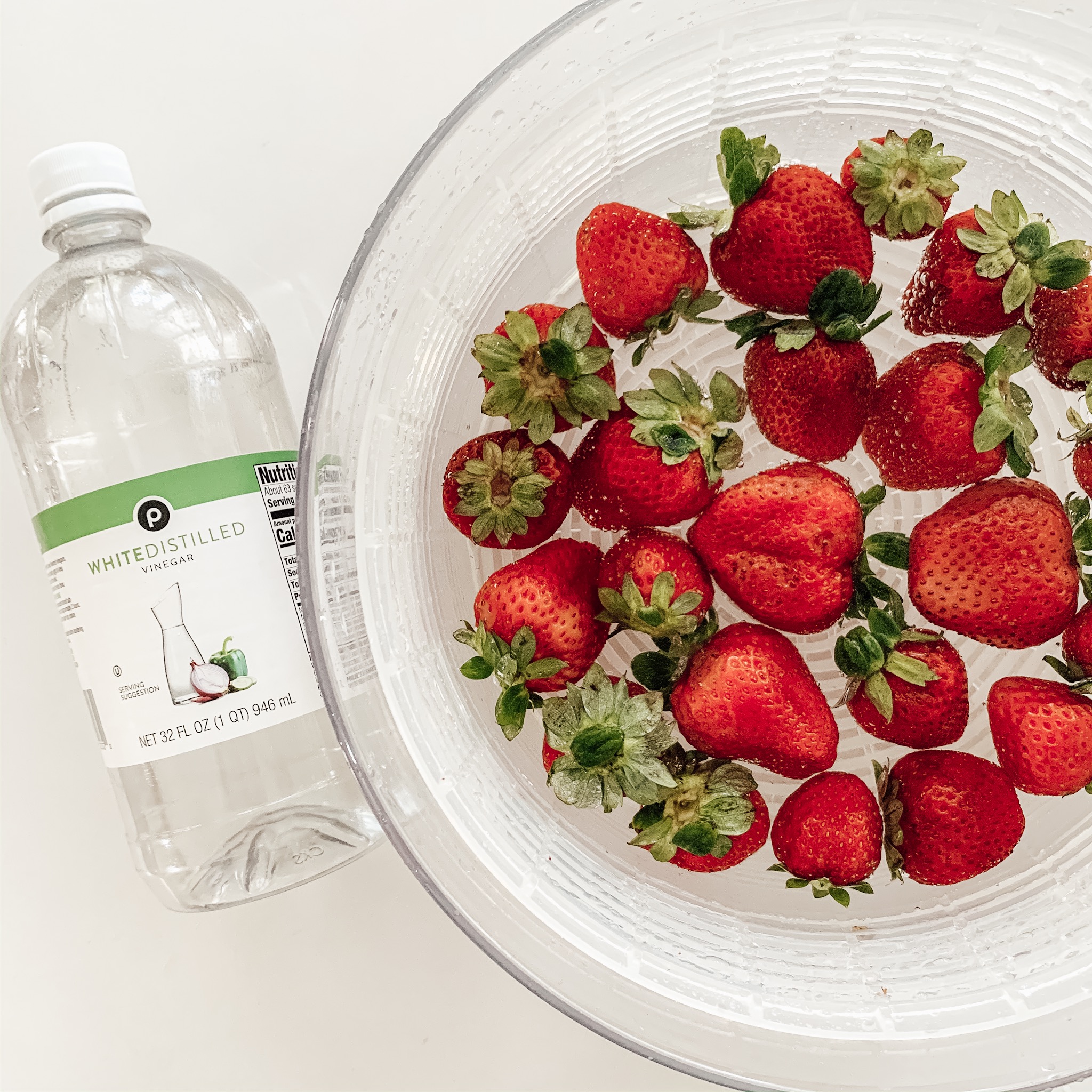 washing strawberries in distilled white vinegar